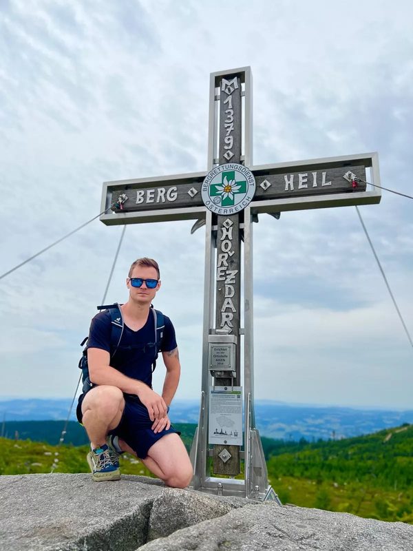 Ondřej Balý, zámečník, na vrcholu hory u vrcholového kříže